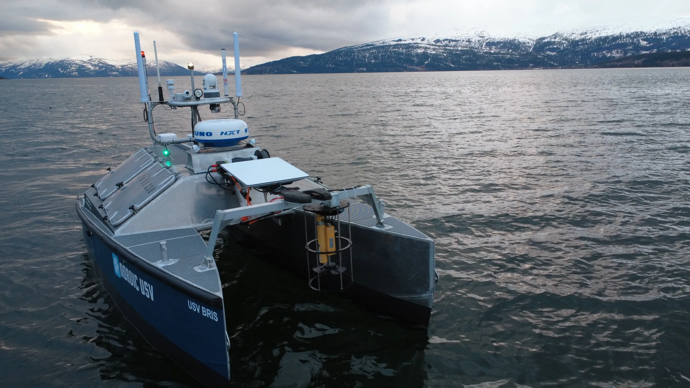 Ubemannet båt fra Nordic USV på fjorden.